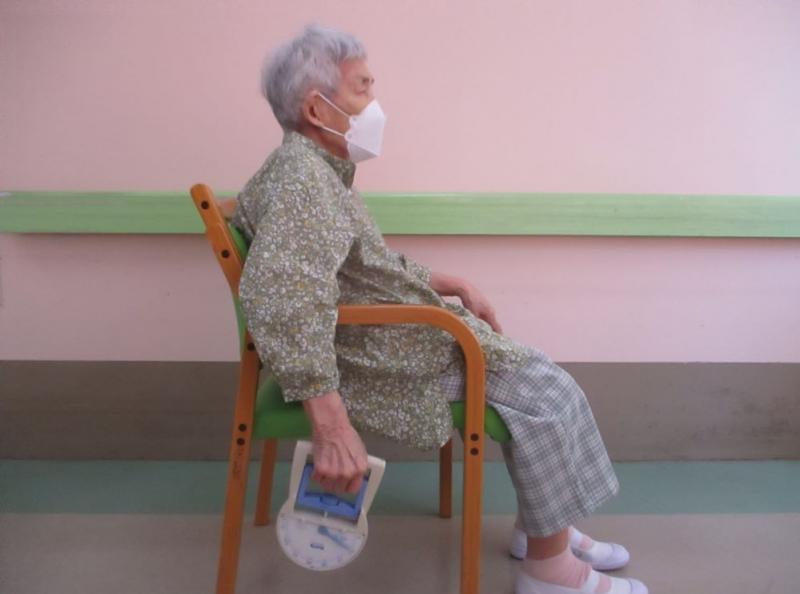 1. 握力測定 せいいっぱい握って握力を測定しています