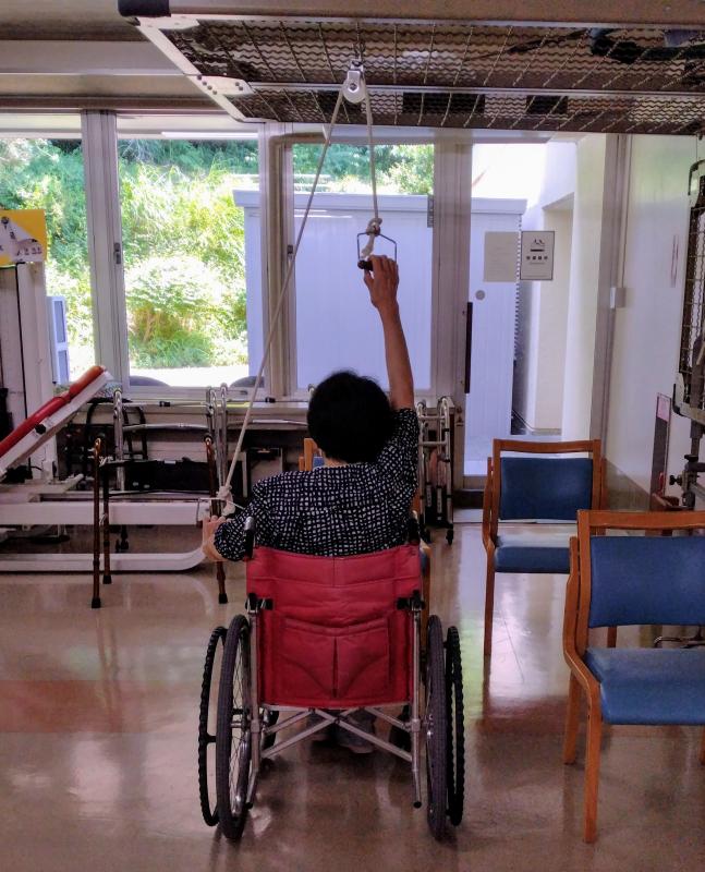 持ち手のあるロープを使用した滑車運動です。上肢の可動域や動きの改善を目指します。
