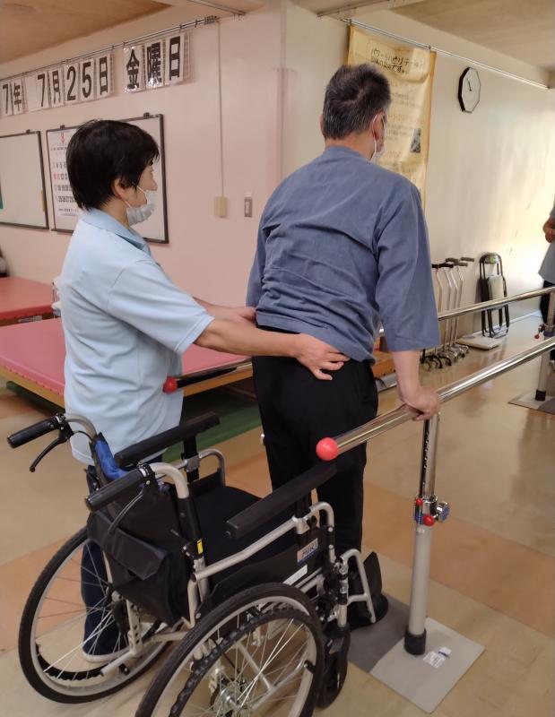 平行棒を使用して、立ち座りの訓練や立位保持訓練、踵上げ・つま先上げ等のリハビリを行っています。