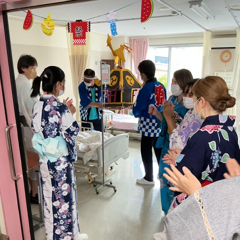 職員がお神輿を担ぎ、各居室に伺いました。